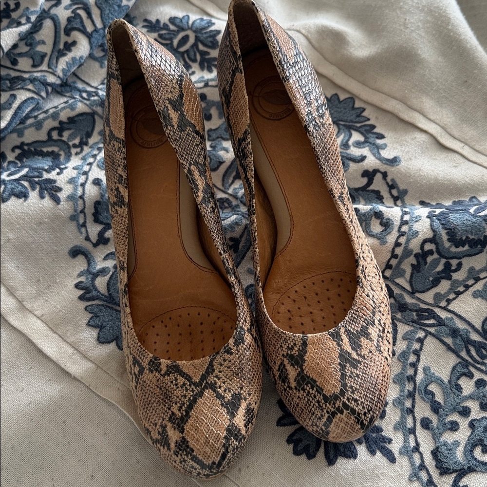Nurture Snakeskin leather Cork Heel Pumps size 8 4” heel
